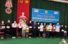 LĐLĐ Đắk Lắk trao học bổng cho học sinh có hoàn cảnh khó khăn