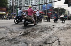 CLIP: 'Choáng' với những vết lõm trên đường Nguyễn Thị Thập, quận 7