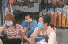 CLIP: Tiểu thương bần thần bên đống hàng hóa bị cháy rụi