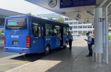 Bát nháo ở Tân Sơn Nhất: 'Gỡ' từ xe buýt
