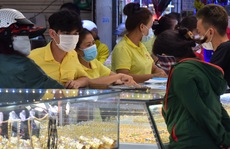 Giá vàng hôm nay 10-9: Vọt lên rồi giảm mạnh