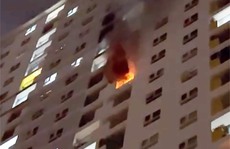 Một căn hộ chung cư ở quận 8 bốc cháy dữ dội trong đêm