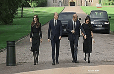 Nữ hoàng Elizabeth II băng hà: Điều bất ngờ bên ngoài lâu đài Windsor