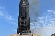 Hình ảnh tòa nhà 42 tầng cháy đen ở Trung Quốc