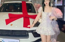 Hot girl Trung Quốc bị “ném đá” vì khoe sắm xe sang