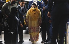 Nhận án 'khủng', vợ cựu thủ tướng Malaysia khóc giữa tòa: 'Không ai thấy tôi đếm tiền'