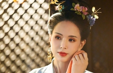 Lý Nhược Đồng khoe vẻ đẹp cổ điển ở tuổi 56