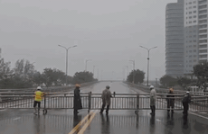 VIDEO BÃO SỐ 4 (NORU): Sóng lớn, mưa to, gió thốc rợn người