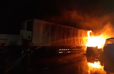 CLIP: Điều tra vụ cháy rụi 3 xe container trong đêm