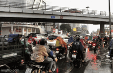 TP HCM: Mưa lớn, người dân chật vật quay trở lại thành phố