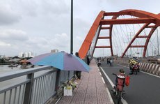 Đến sáng 6-9, nhiều người vẫn lên cầu Bình Lợi theo dõi, ngóng tin vụ nhảy cầu