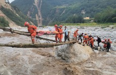 Trung Quốc chạy đua cứu hộ vụ động đất khiến 65 người thiệt mạng