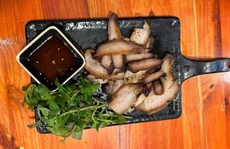 Khách du lịch bị “chặt chém” đĩa thịt lợn 495.000 đồng, đĩa cơm gà 199.000 đồng