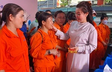 VWS tặng quà Tết cho nữ công nhân vệ sinh môi trường