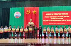 Đại tướng Phan Văn Giang tặng quà gia đình chính sách tỉnh Bình Định