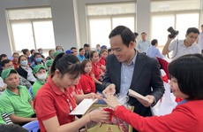 Phó Thủ tướng Trần Lưu Quang tặng quà Tết cho người lao động tỉnh Khánh Hòa