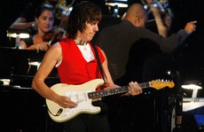 Tay guitar lừng danh bạn thân Johnny Depp qua đời vì viêm màng não