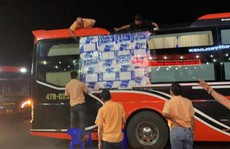 Xe khách giường nằm liên tục bị ném đá trên đường Hồ Chí Minh