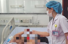 Sau khi phụ huynh đưa gà rán vào trường, gần 20 học sinh nhập viện