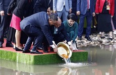 Chủ tịch nước Nguyễn Xuân Phúc và Phu nhân cùng kiều bào thả cá chép tiễn ông Táo