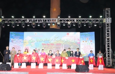 Trao 2.000 lá cờ Tổ quốc cho người dân vùng biên giới Quảng Nam