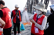 Người dân thả cá chép tiễn ông Công, ông Táo