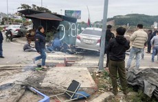 Tài xế bất ngờ rồ ga lao thẳng xe taxi vào 5 người đang sưởi ấm ven đường