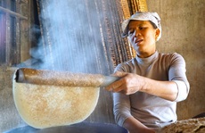 Mỏi tay tráng, quạt bánh đa phục vụ Tết