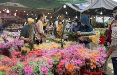 Chợ hoa Hồ Thị Kỷ đông nghẹt người, nhiều nơi 'xổ hàng' giá rẻ