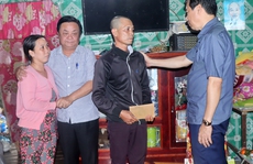 Bộ trưởng Lê Minh Hoan thăm hỏi gia đình bé Hạo Nam