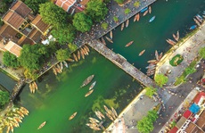 Bài thơ 'Qua cầu nhớ bến đò xưa' và 'Thương câu hát cũ'