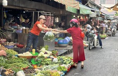 Chợ, siêu thị vắng khách ngày mùng 2 Tết