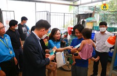 Anh công nhân bật khóc khi giám đốc nước ngoài đến thăm, chúc Tết