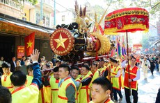 Người dân tưng bừng tham gia lễ hội rước pháo khổng lồ ở làng Đồng Kỵ
