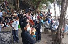 Du khách nườm nượp kéo về các thác nước du xuân