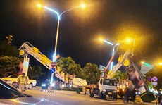 Sập cổng chào Tết ở TP Nha Trang, giao thông ách tắc nghiêm trọng