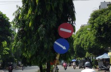 Biển báo bị nghiêng