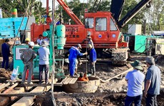 NÓNG: Chuẩn bị kéo trụ bê-tông sâu 35m để đưa bé trai lên khỏi mặt đất