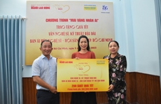 “Mai Vàng nhân ái” trao 200 phần quà Tết cho văn nghệ sĩ, công nhân hậu đài
