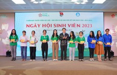 Trường ĐH Đông Á tặng hơn 200 vé xe Tết cho sinh viên