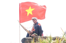 Cuộc thi ảnh 'Thiêng liêng cờ Tổ quốc': Bay cao Việt Nam ơi!