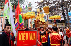 Những hình ảnh rước kiệu 'Vua, Chúa sống' náo nhiệt ở Hà Nội