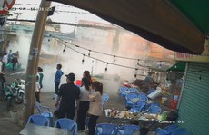 CLIP: Xe chở pin điện thoại bốc cháy trên đường phố TP Thủ Đức