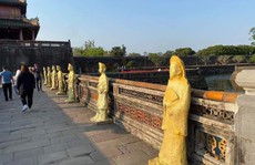 Thu hồi những bức tượng 'lạ' trưng bày trước Ngọ Môn