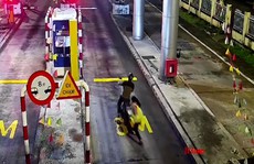 Ớn lạnh hình ảnh người đàn ông chạy xe máy 'như bay' trên đường cao tốc