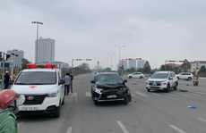 CLIP: Phóng nhanh qua ngã tư, ôtô tông người đi xe máy tử vong