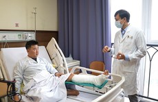 Gắng sức đuổi theo xe buýt, người đàn ông suýt mất chân