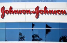 Johnson & Johnson thua vụ kiện 302 triệu USD