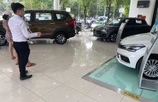 Ôtô bị vạ lây chứng khoán, bất động sản
