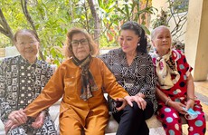 Kỳ nữ Kim Cương động viên 7 nghệ sĩ lão thành 'dọn nhà mới'